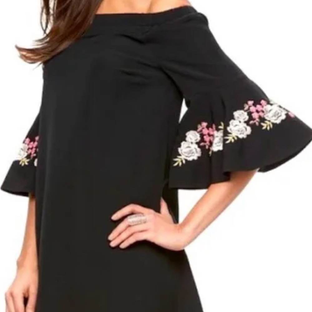 Jennifer Lopez off the shoulder embroidered flower sleeve dress
